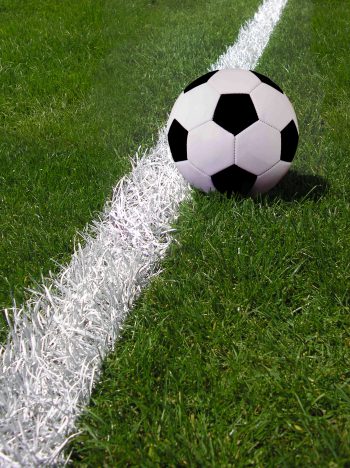 توپ فوتبال بر روی خط